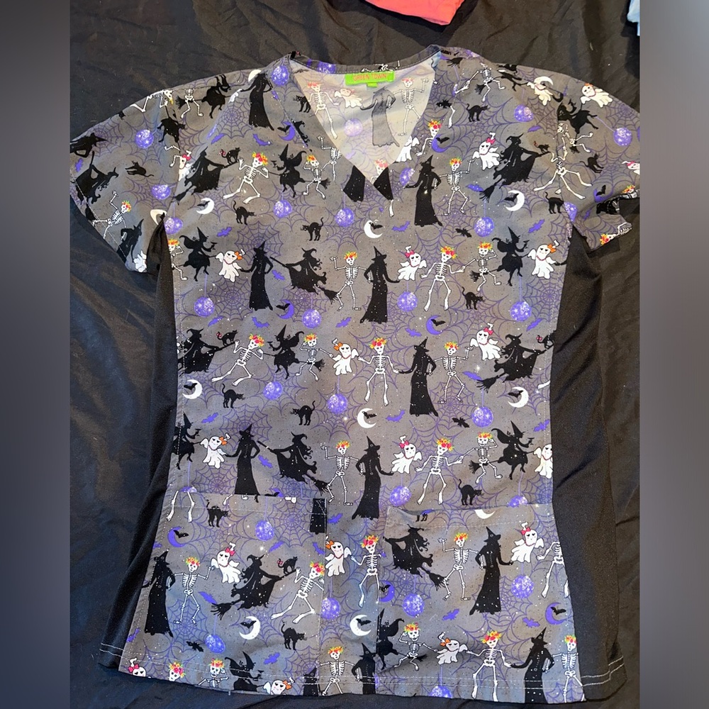 Halloween scrub top , two pockets